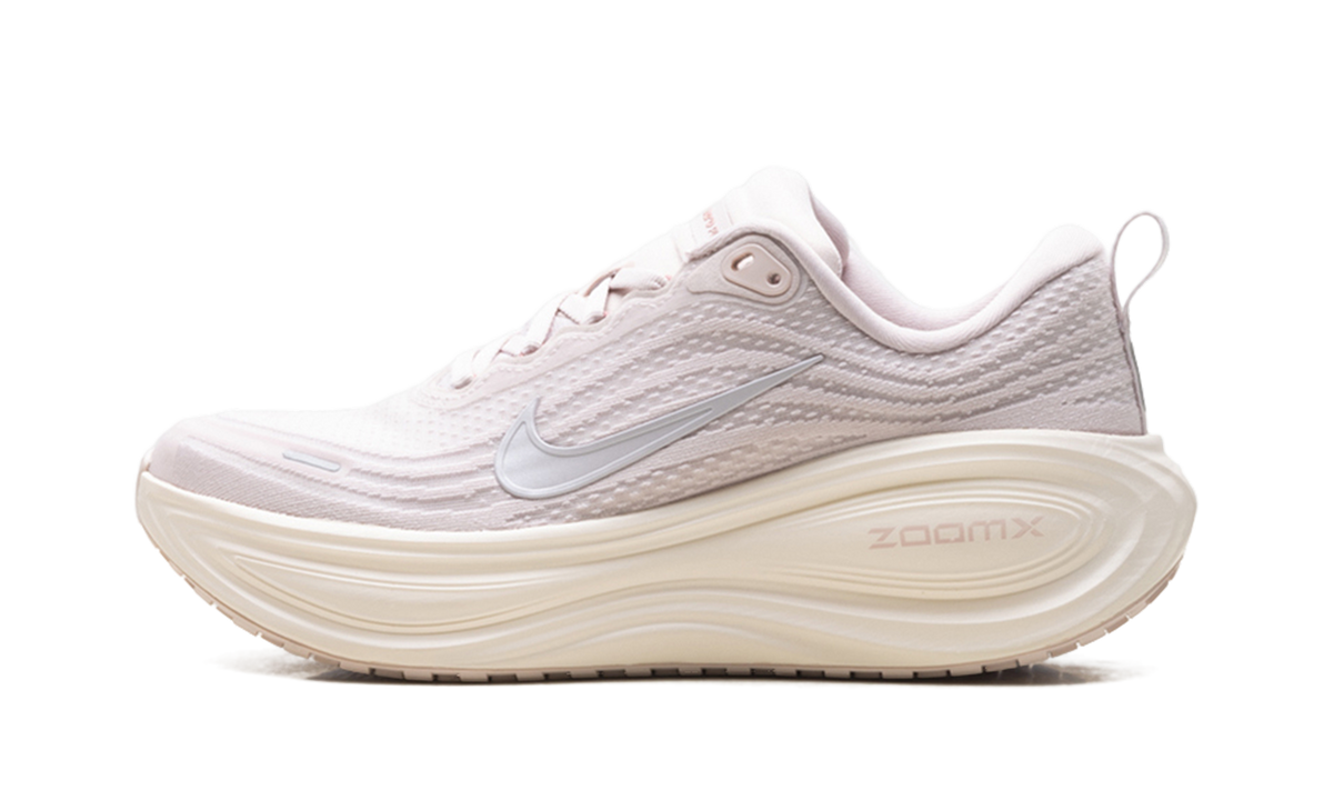 Vomero Plus WMNS"Silt Red Stardust" HV8154 605